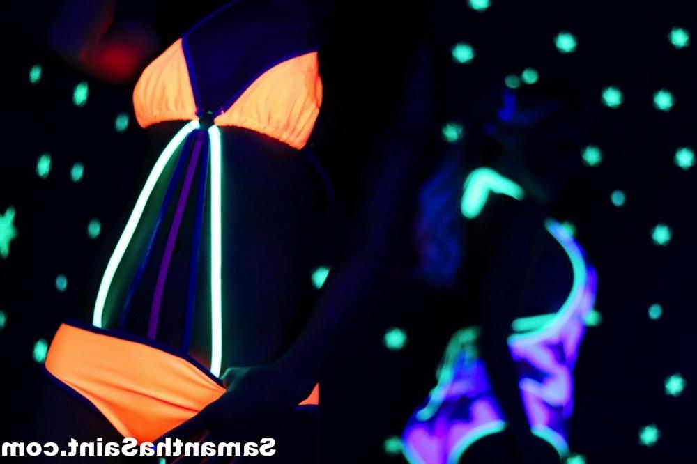 16P Samantha Saint goes all artsy fartsy with a black light