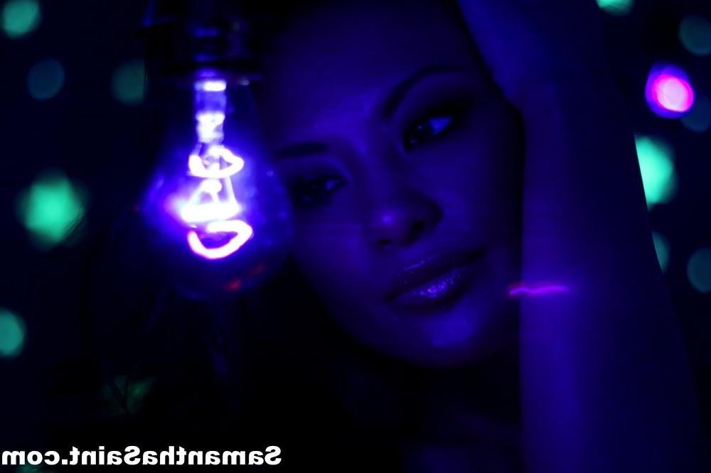 16P Samantha Saint goes all artsy fartsy with a black light