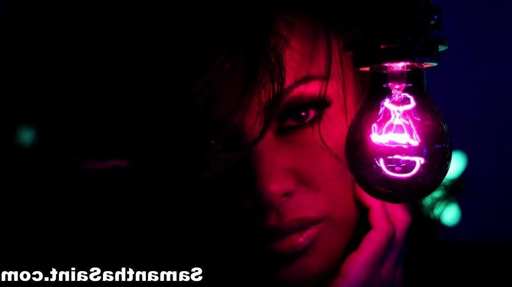 16P Samantha Saint goes all artsy fartsy with a black light