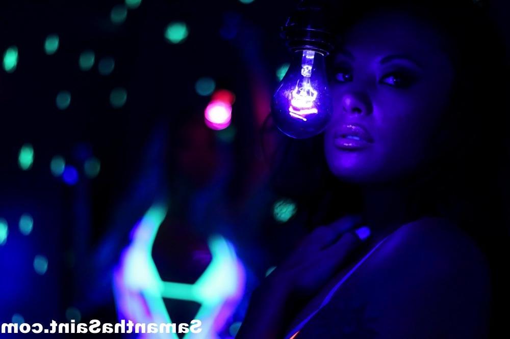 16P Samantha Saint goes all artsy fartsy with a black light
