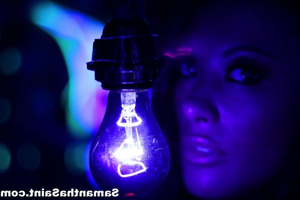 16P Samantha Saint goes all artsy fartsy with a black light