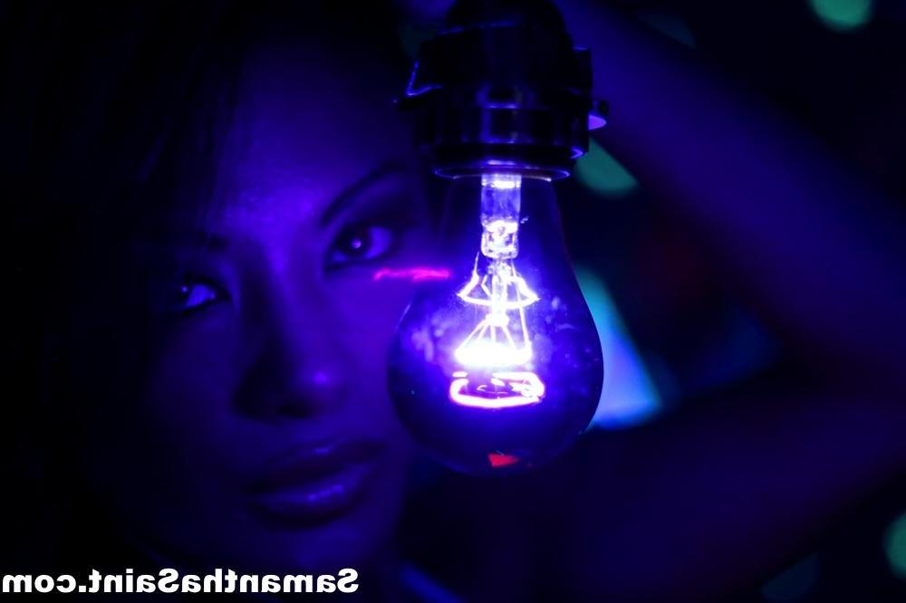 16P Samantha Saint goes all artsy fartsy with a black light