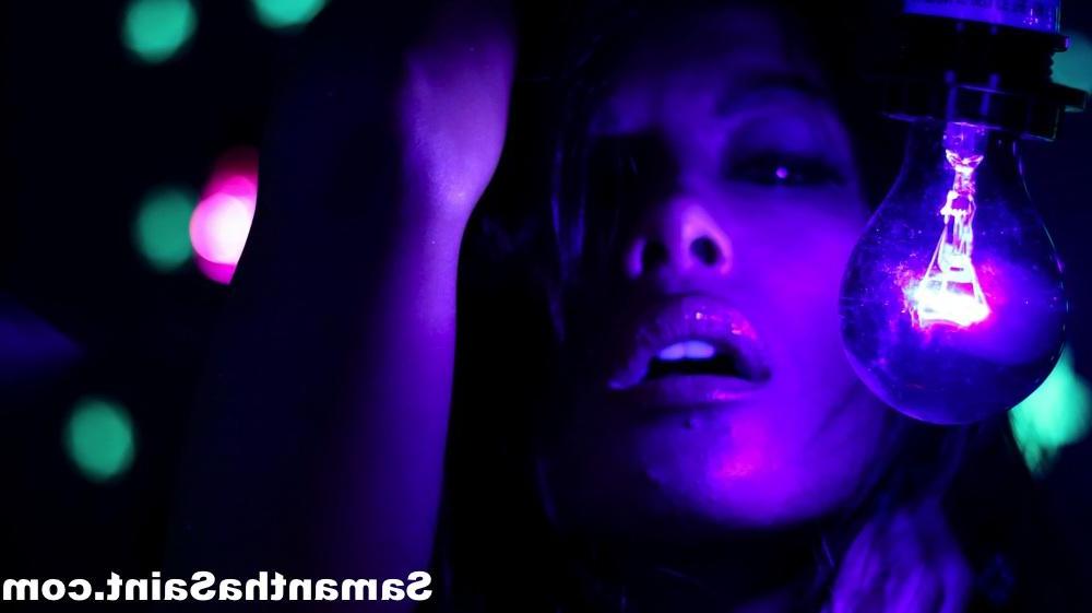 16P Samantha Saint goes all artsy fartsy with a black light