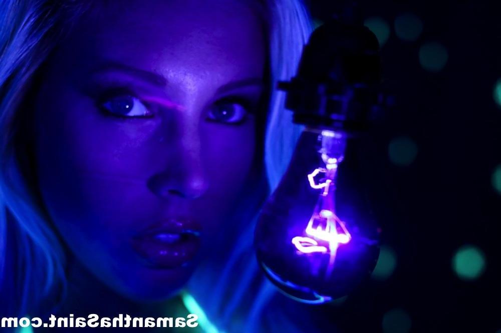 16P Samantha Saint goes all artsy fartsy with a black light