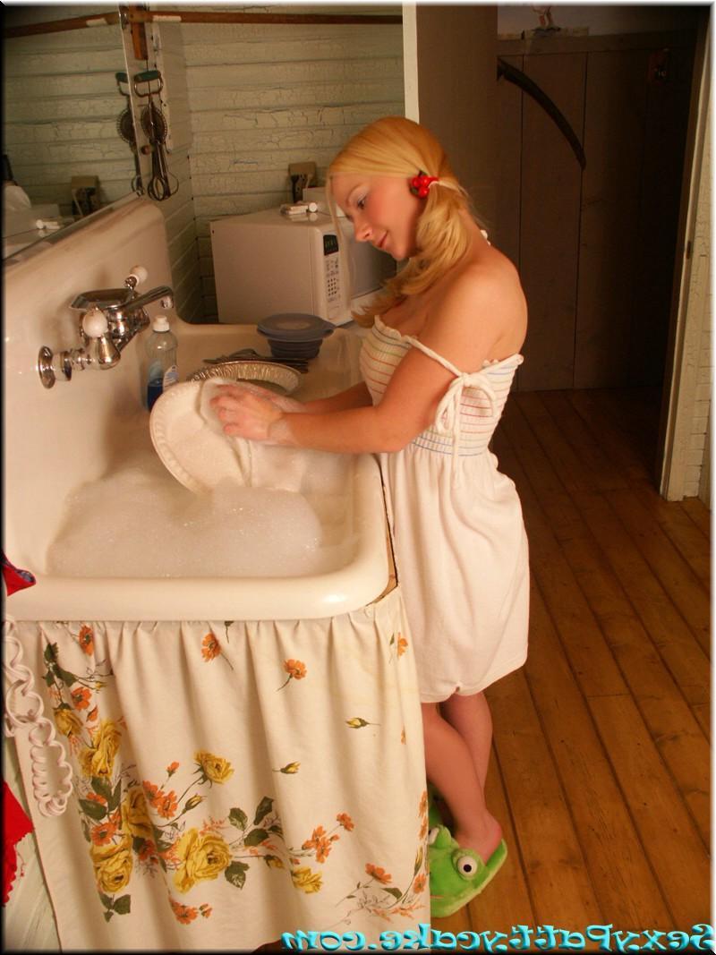16P Pictures of Pattycake teasing in the bathroom