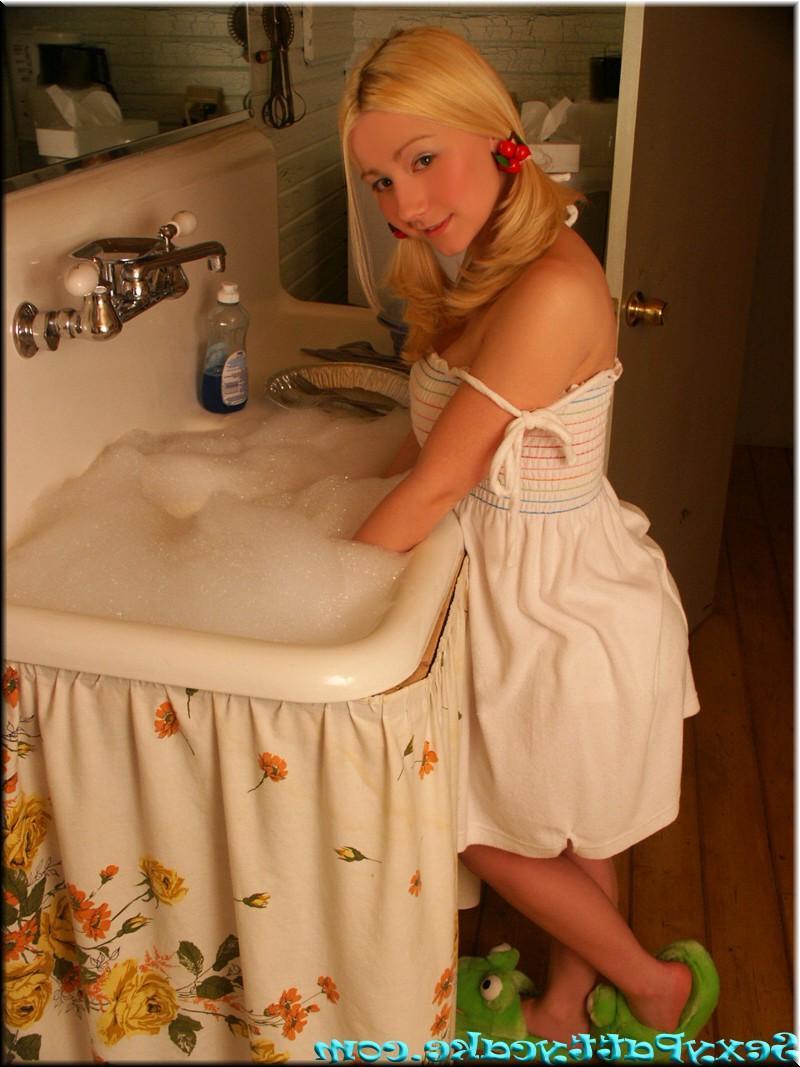 16P Pictures of Pattycake teasing in the bathroom