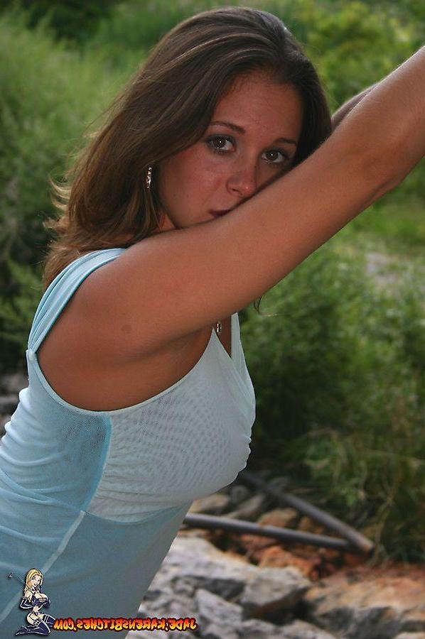 20P Pictures of Jade giving a hot tease outside