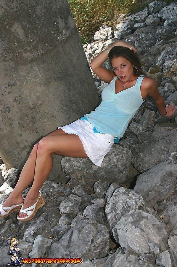 20P Pictures of Jade giving a hot tease outside
