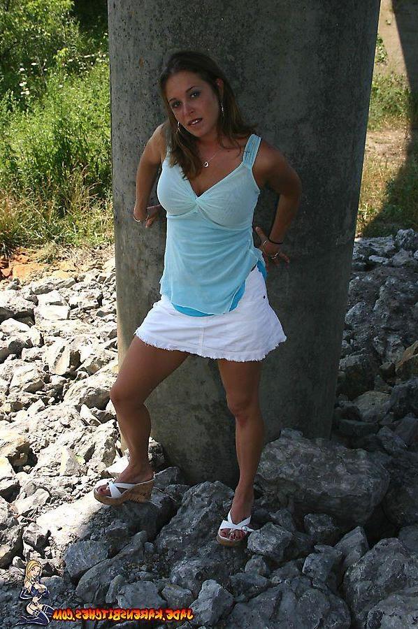 20P Pictures of Jade giving a hot tease outside