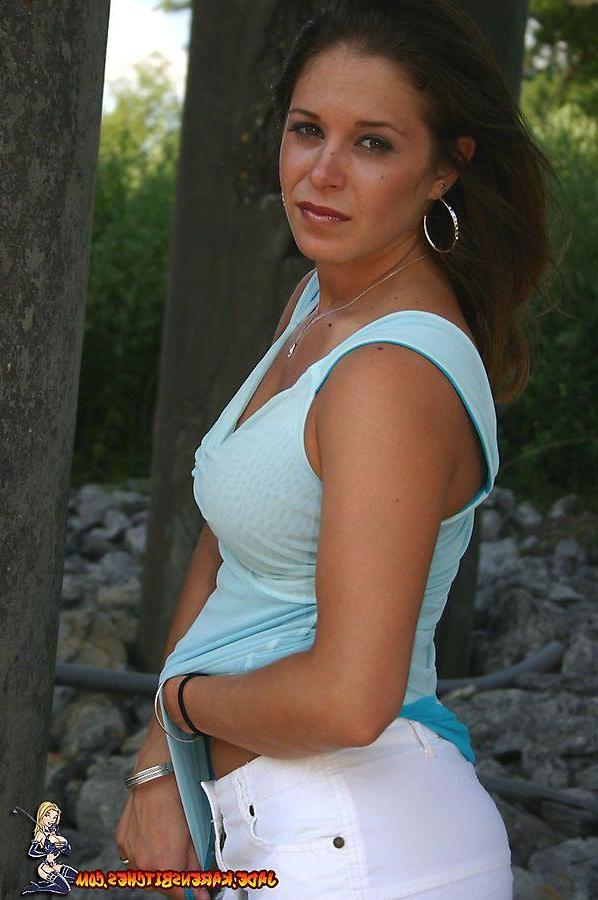 20P Pictures of Jade giving a hot tease outside