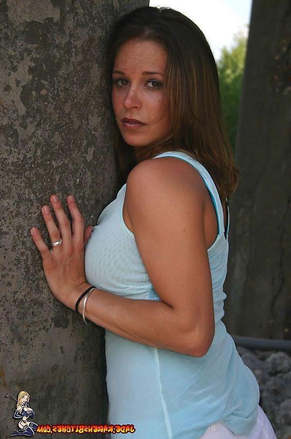 20P Pictures of Jade giving a hot tease outside