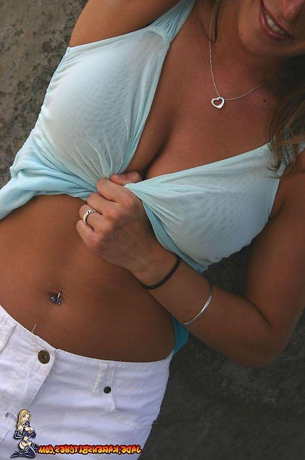 20P Pictures of Jade giving a hot tease outside