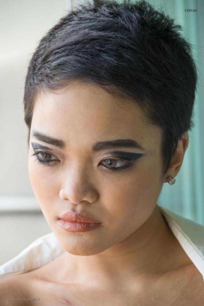 11P Short-haired model Bee reveals her perky tits at home