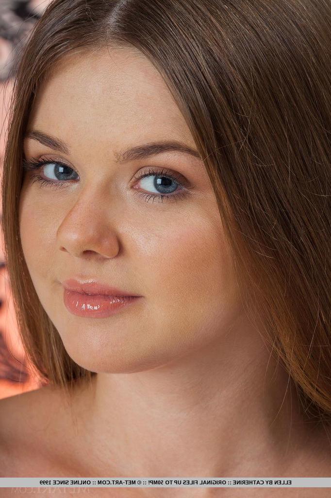 18P Pretty girl Ellen gets completely naked for you