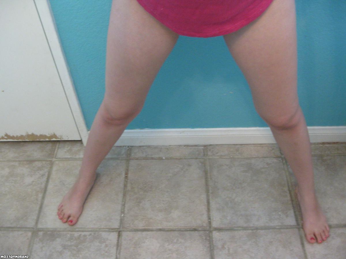 20P Hot brunette coed shares selfies of her body in the bathroom