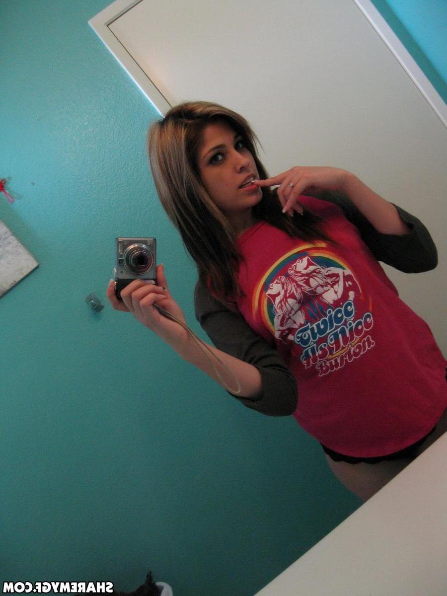 20P Hot brunette coed shares selfies of her body in the bathroom