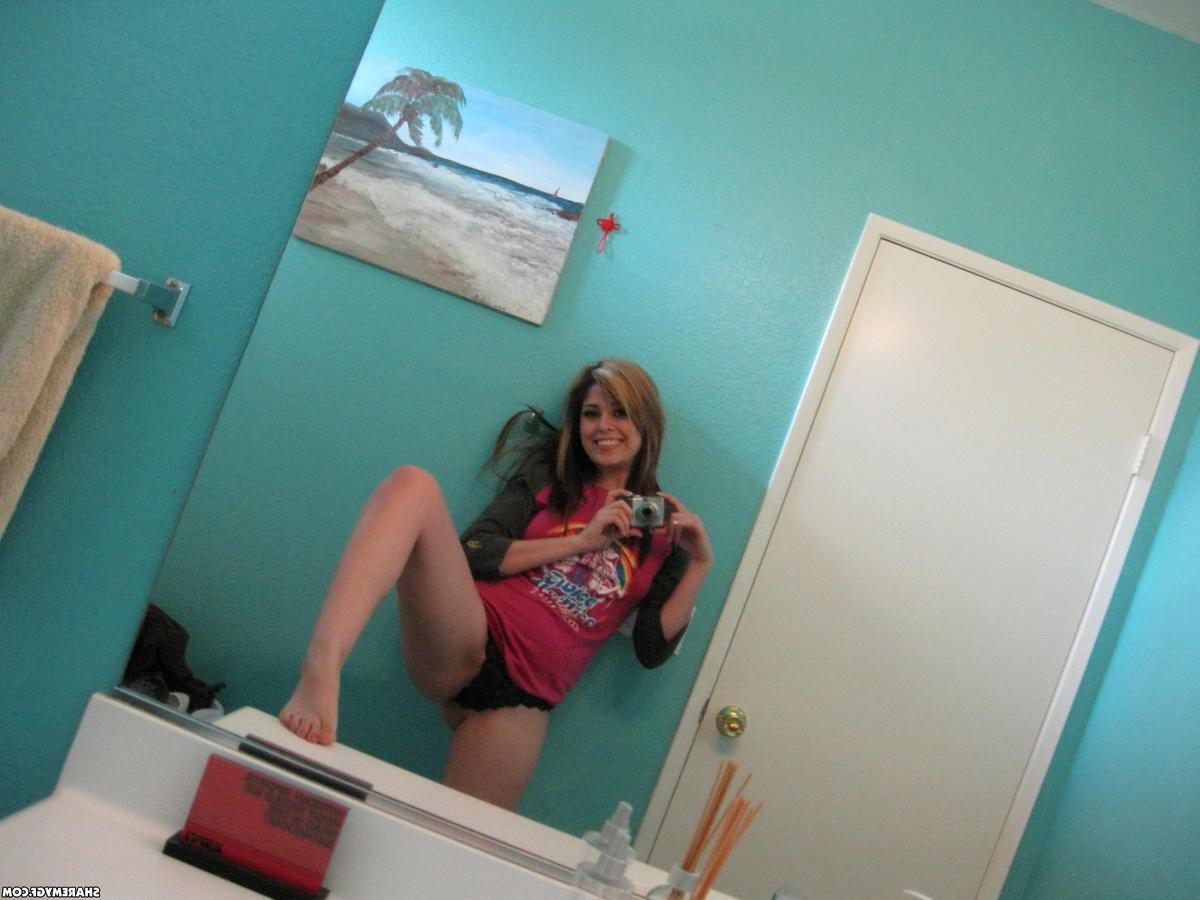 20P Hot brunette coed shares selfies of her body in the bathroom
