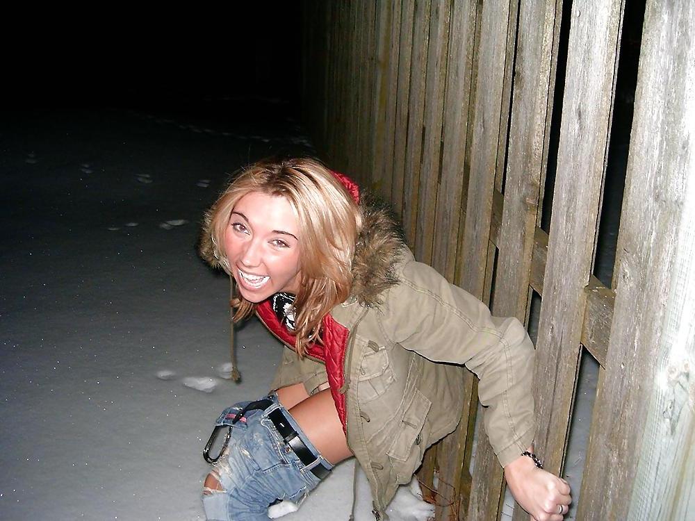 15P Nice (outdoor) toilet and bathroom girls 4