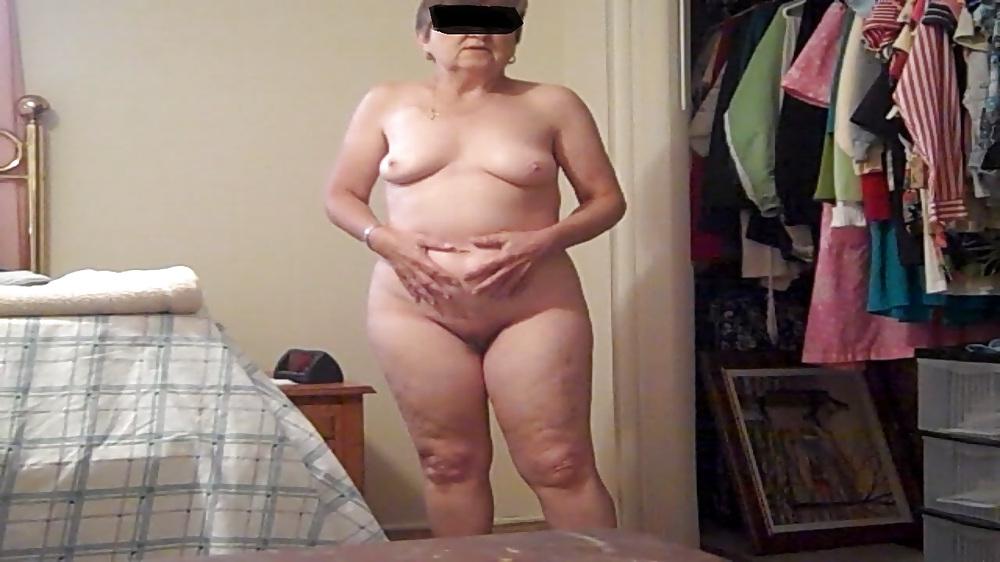 25P Posing Nude for another Man to Jerk Off