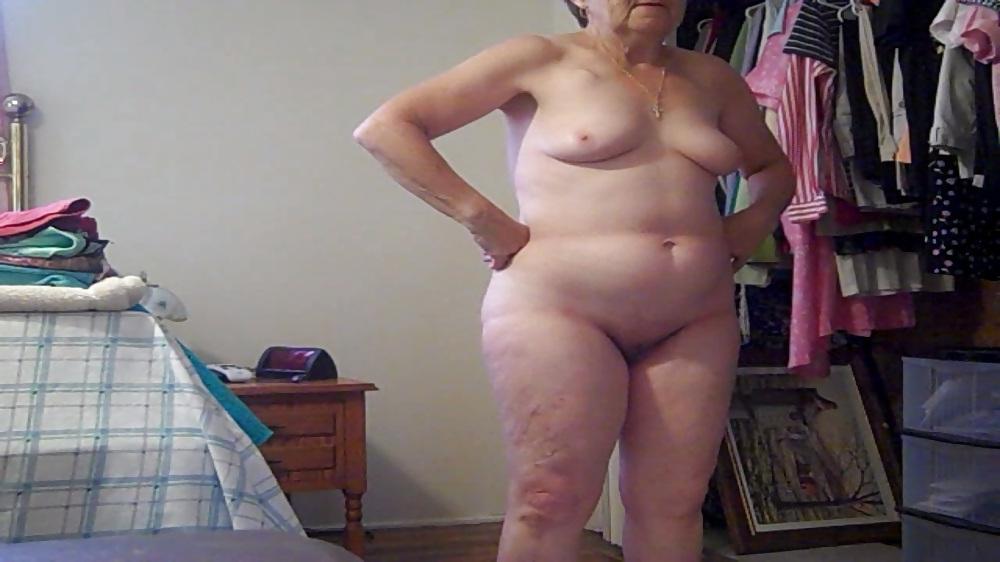 25P Posing Nude for another Man to Jerk Off