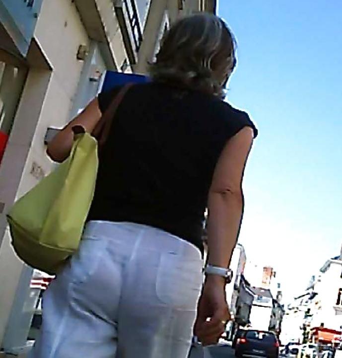 12P Candid ass public one