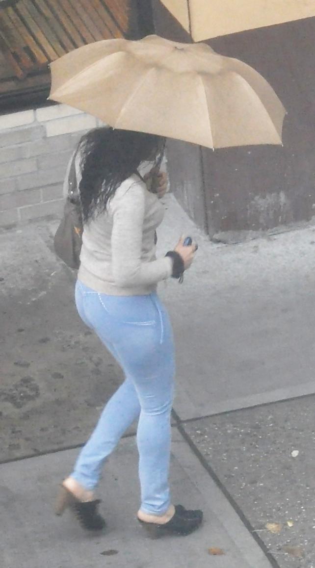 6P Harlem Girls in the Heat 462 New York - Tight Jeans Umbrella