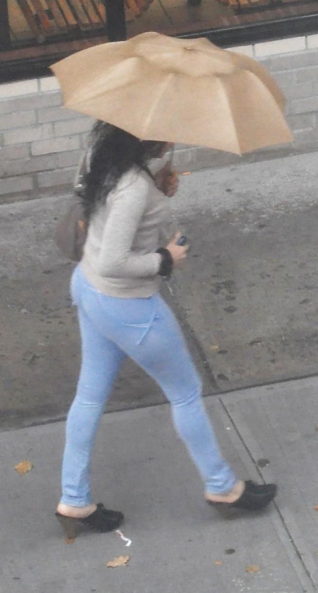 6P Harlem Girls in the Heat 462 New York - Tight Jeans Umbrella