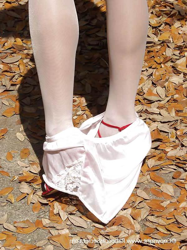 25P Taking Off their Nylon Panties