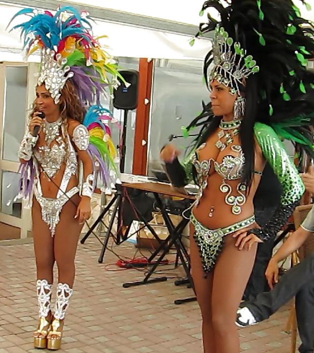 25P Brazilian Dancers