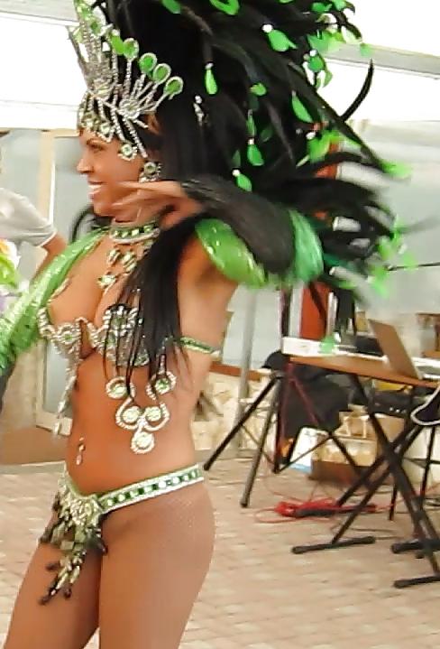 25P Brazilian Dancers