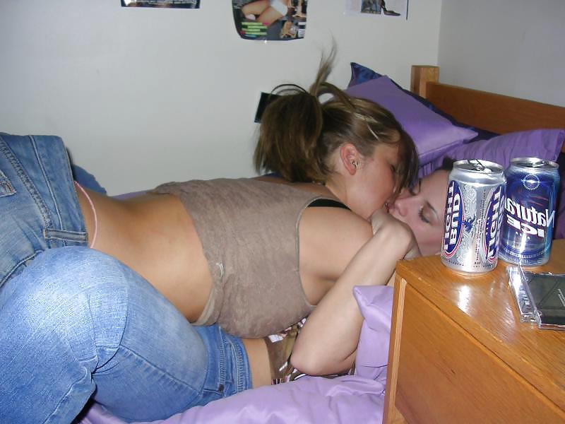 25P Some more lesbians in jeans