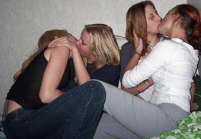 25P Some more lesbians in jeans