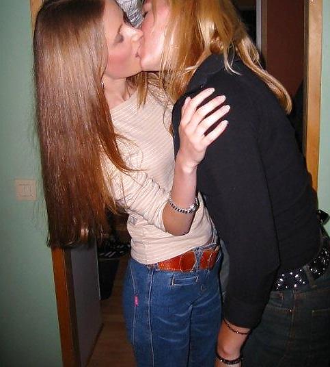 25P Some more lesbians in jeans