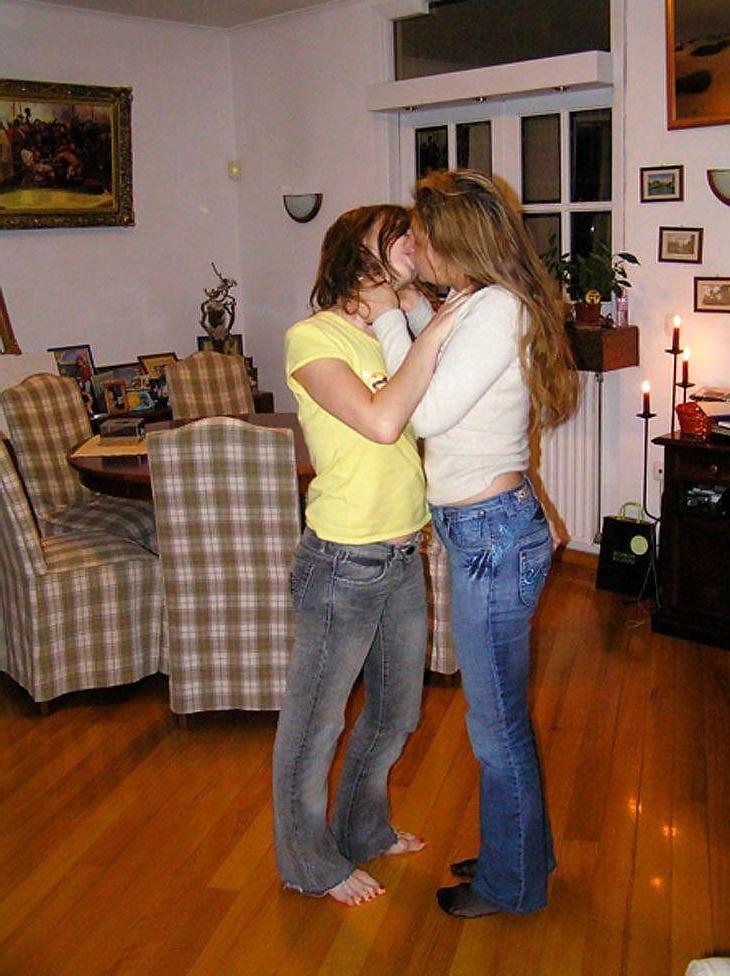 25P Some more lesbians in jeans