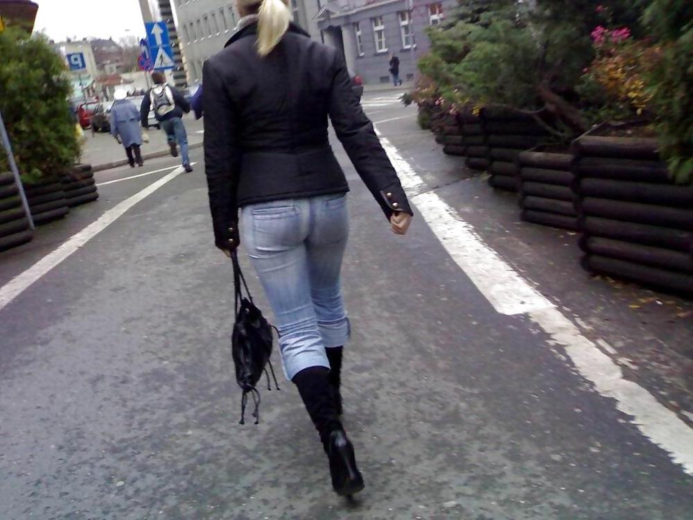 22P Beautyful asses in jeans - outdoor