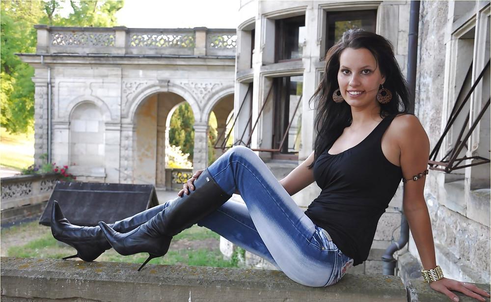 25P Queens in jeans XXXII