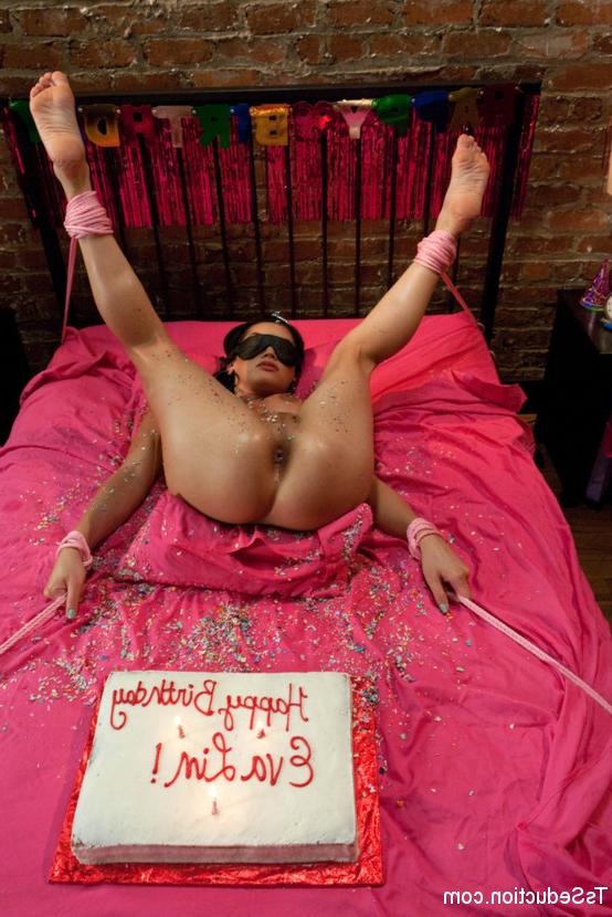15P Eva Lin's Birthday Cum Eating Threesome Birthday Party!!