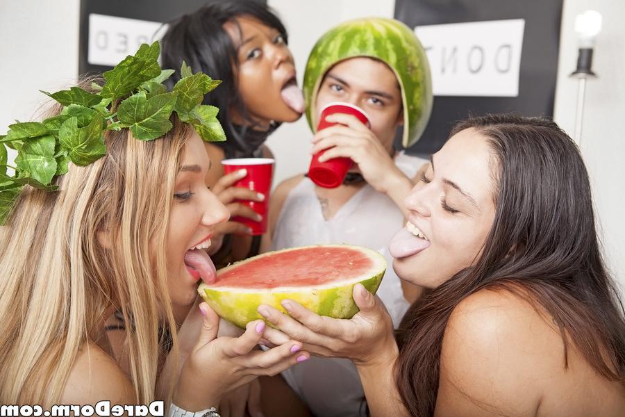 12P This party gets really hot when the blowjobs and fucking starts