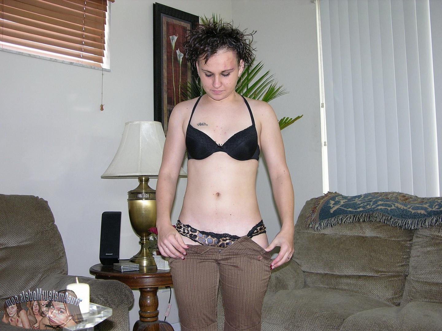 16P Amateur Short Haired Latina Babe Modeling And Spreading Nude