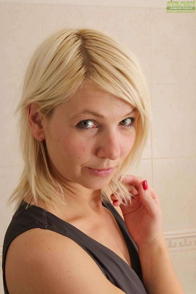 15P Blond wife Emilia masturbating in the shower