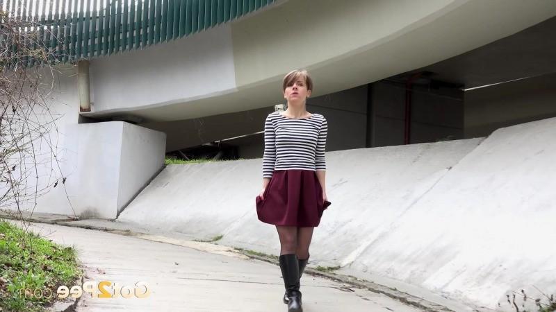 15P Short haired girl pisses in the middle of a path