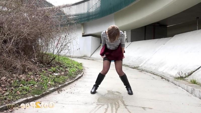 15P Short haired girl pisses in the middle of a path