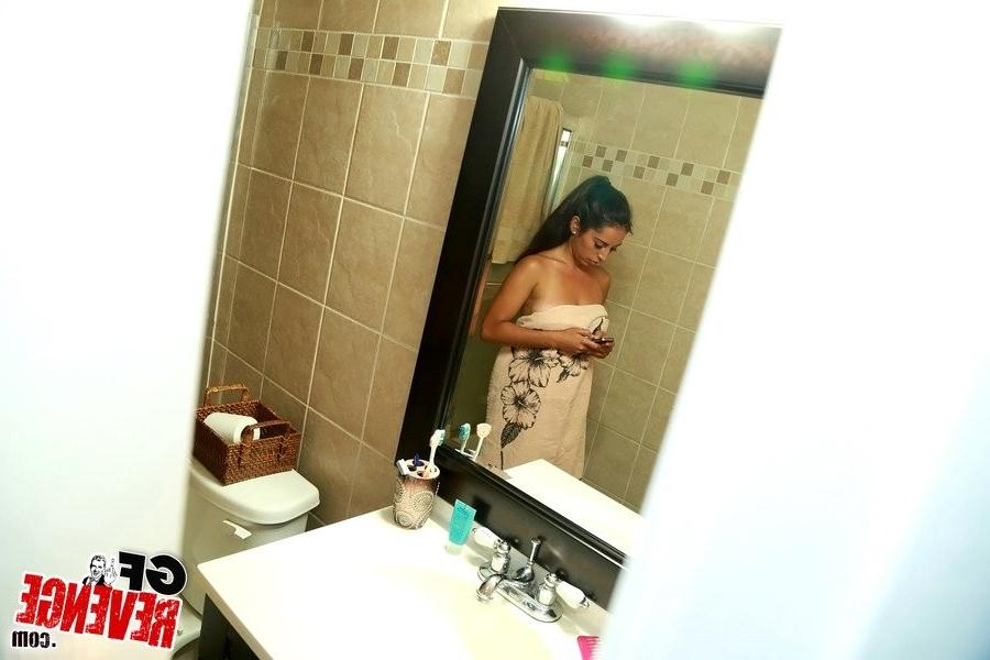 12P Girlfriend in bathroom taking selfies and fucking