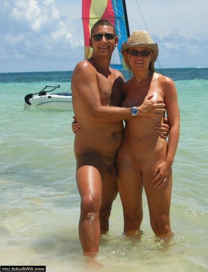 15P Nude MILF pics