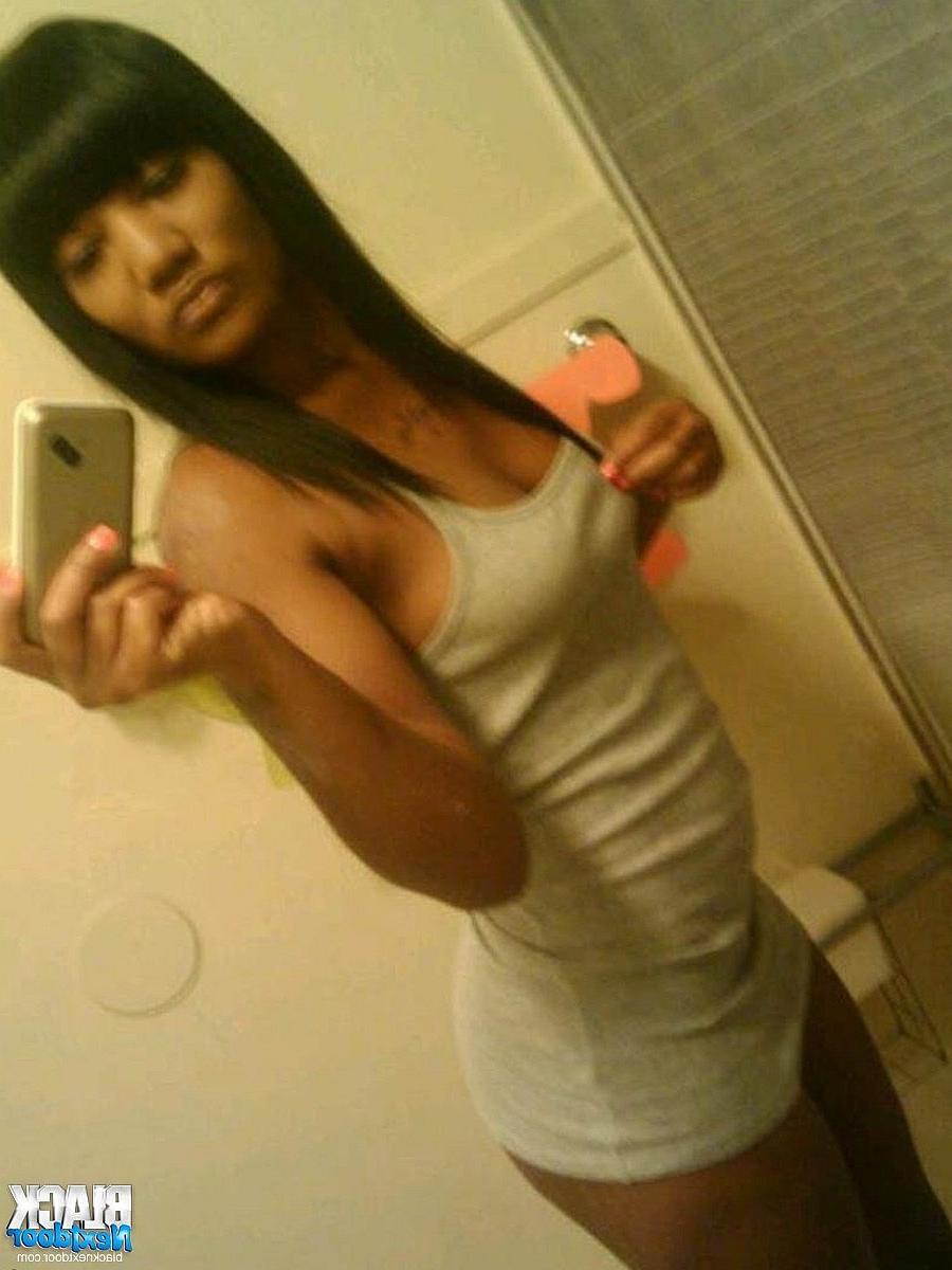 10P Plump lips hottie takes naughty mirror selfies