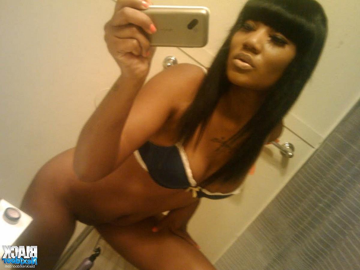 10P Plump lips hottie takes naughty mirror selfies