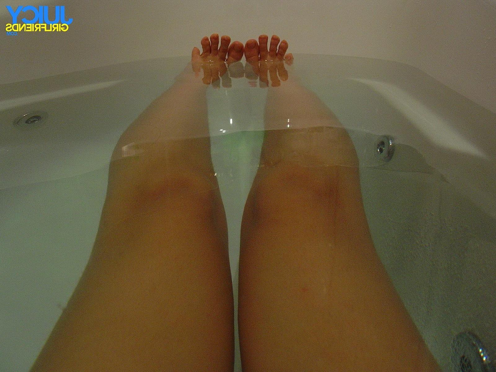 10P Nude amateur selfies in the bathtub