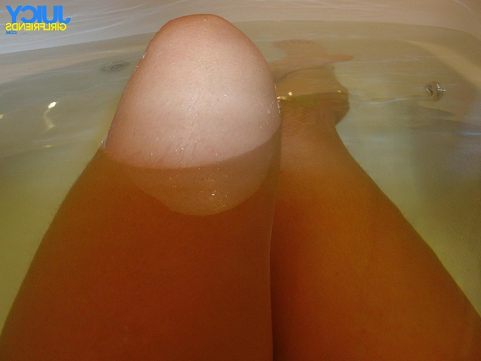 10P Nude amateur selfies in the bathtub