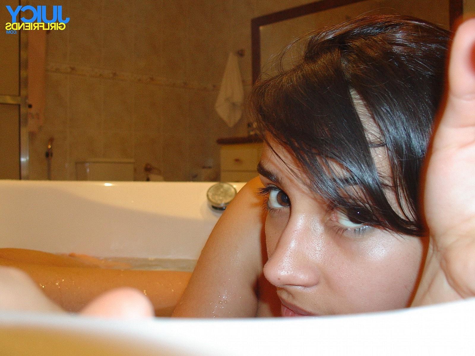 10P Nude amateur selfies in the bathtub