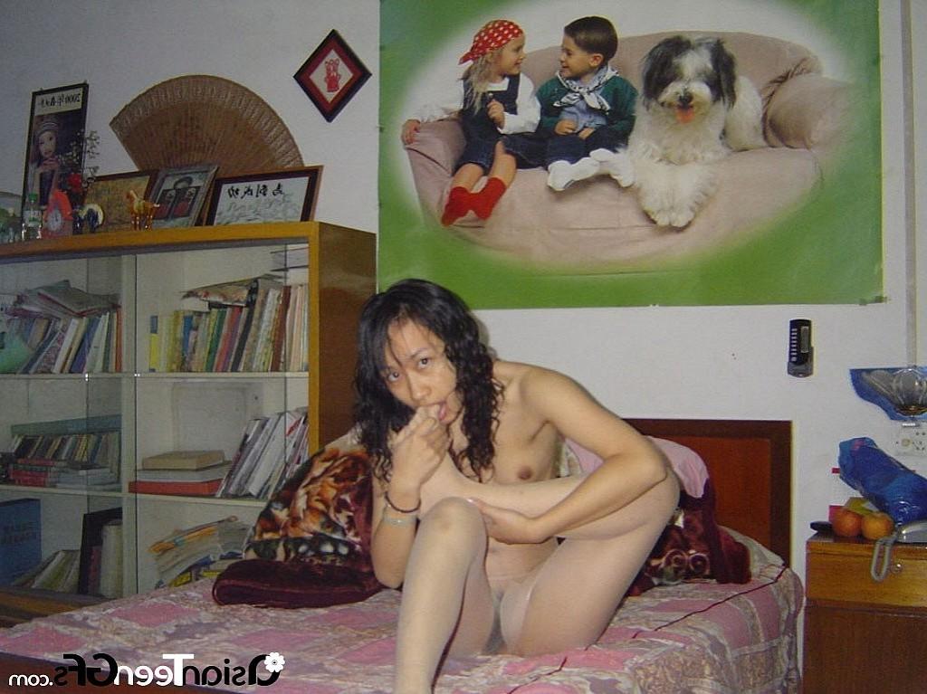10P Seductive curly babe enjoys her time alone with hard orgasms